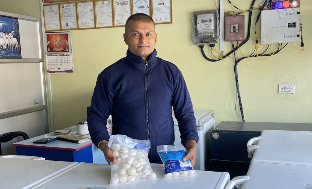 ६ प्लेटबाट १२ सय प्लेटसम्म: 'उरी मःम' ब्रान्ड बनाउने इभान गिरीको सफल यात्रा 1 uri momo17 1765121983